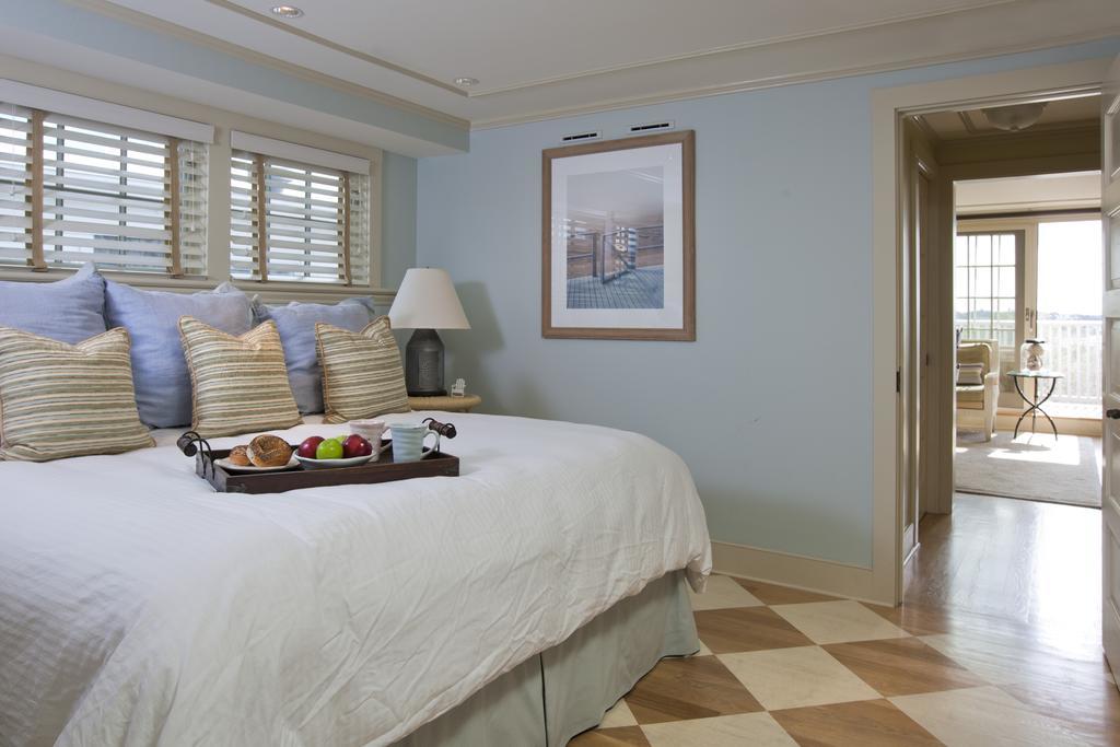 Vineyard Square Hotel And Suites إدغارتاون الغرفة الصورة